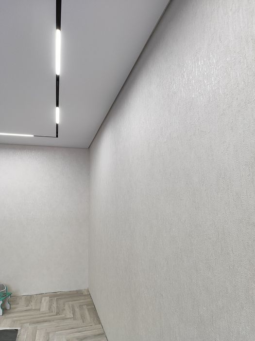 Поклейка обоев, покраска  стен и потолков