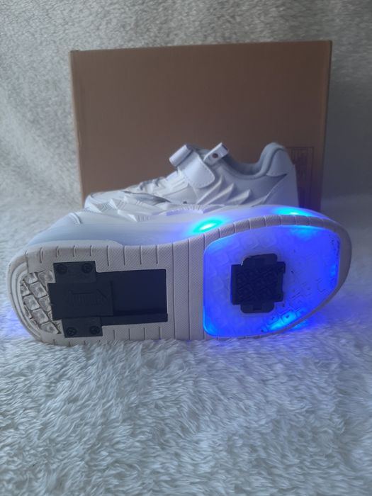 Светещи кецове с колелца.