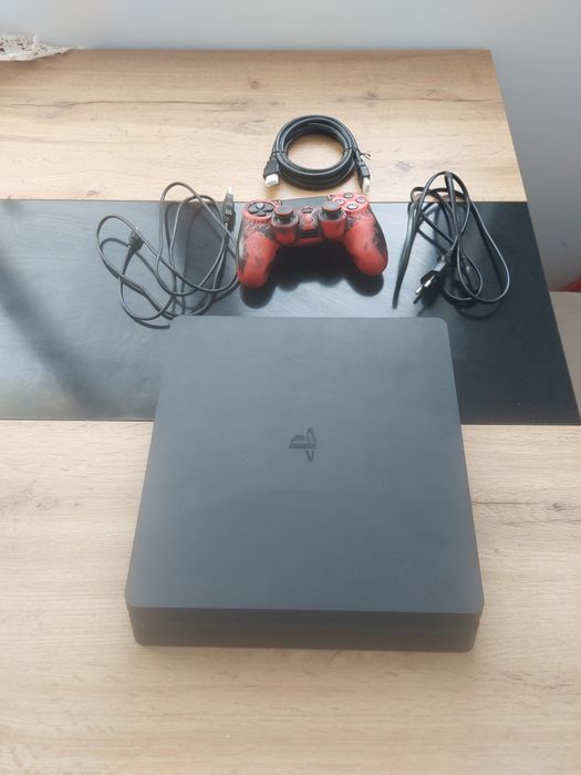 PS4 SLIM 1TB + джойстик и две игри