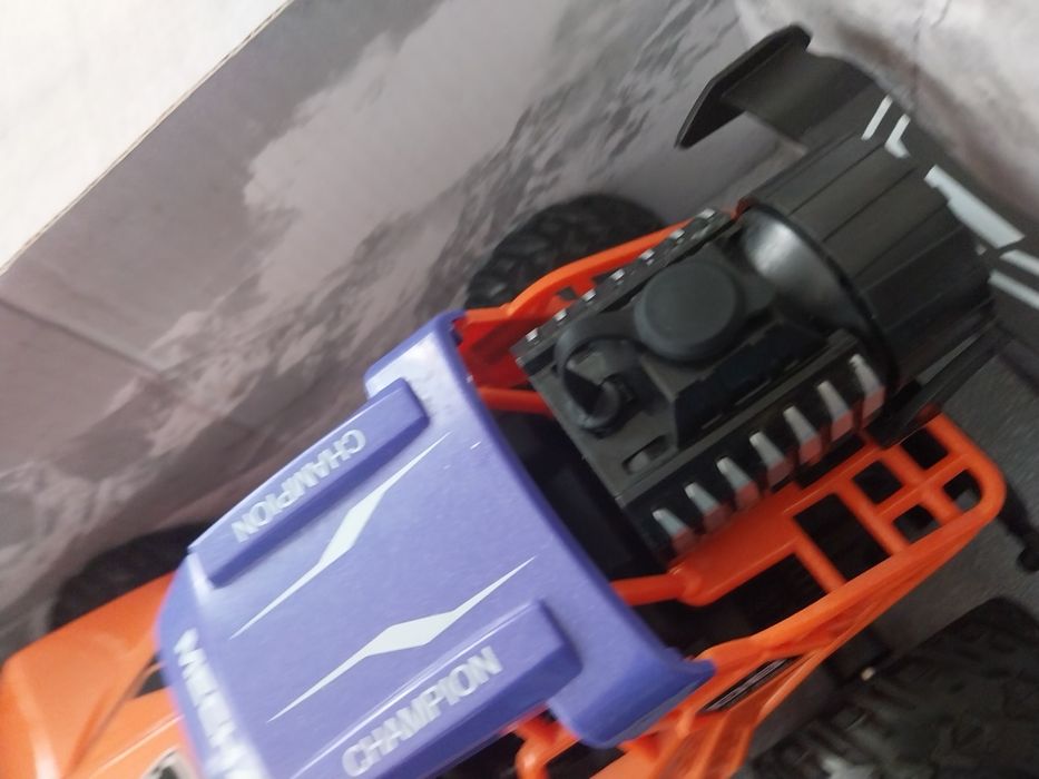 Продавам кола на дистанционно ти е на ток а дистанционното е на батери