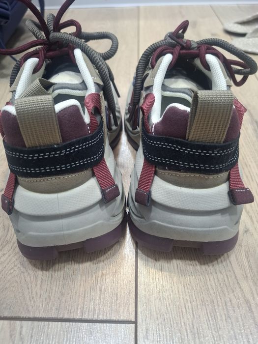 Продам новые кроссовки