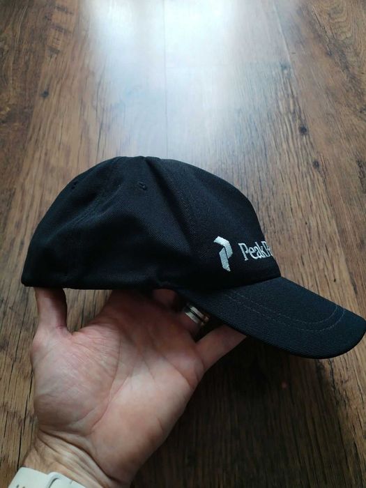 peak performance - страхотна шапка КАТО НОВА 100% оригинал универсален размер