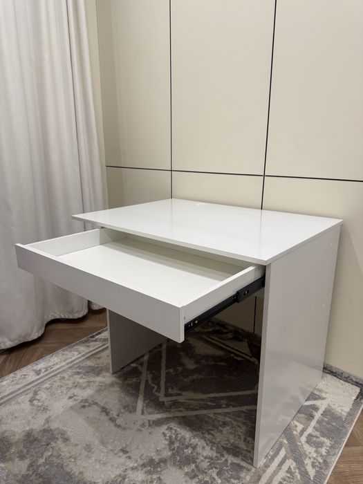 Письменный стол в идеальном состоянии