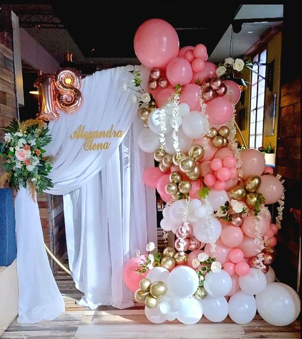 Decor cu baloane,  cabină telefonica, candybar, buchete mireasa