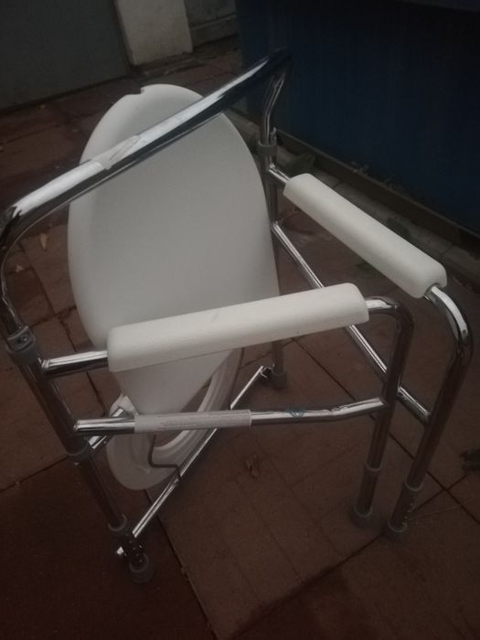 Продам медицинское  кресло - туалет