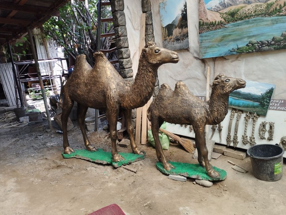 Скульптура из бетона верблюдица с верблюжонок в наличии