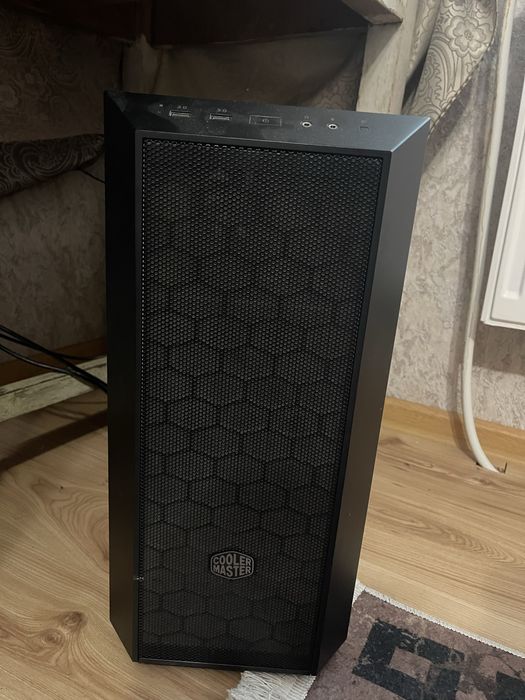 Геймърски комтютър със монитор