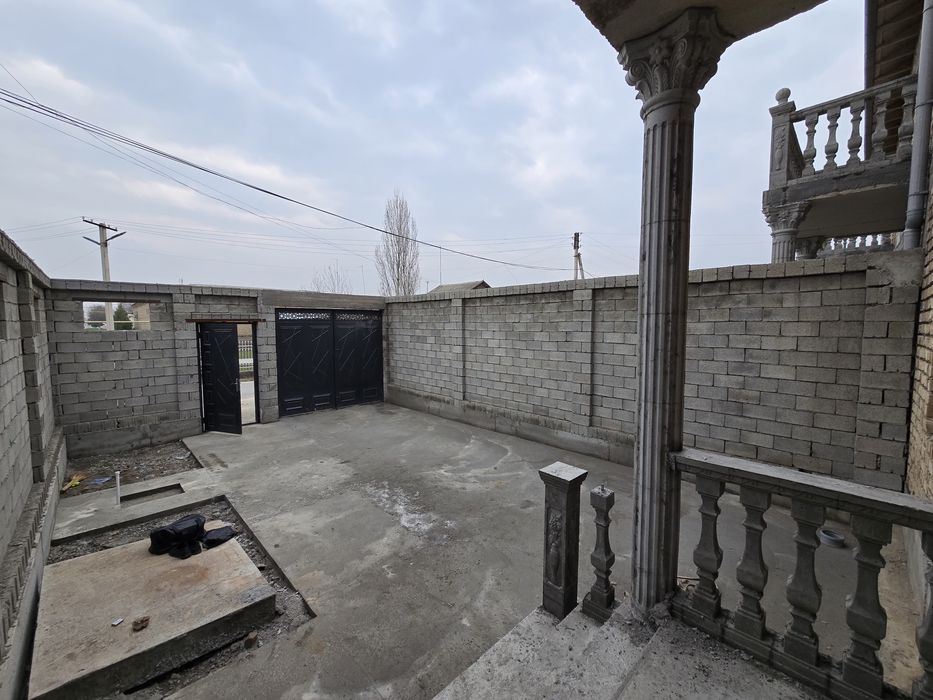 Gulistonning markazida 2 etajli uylar sotiladi.