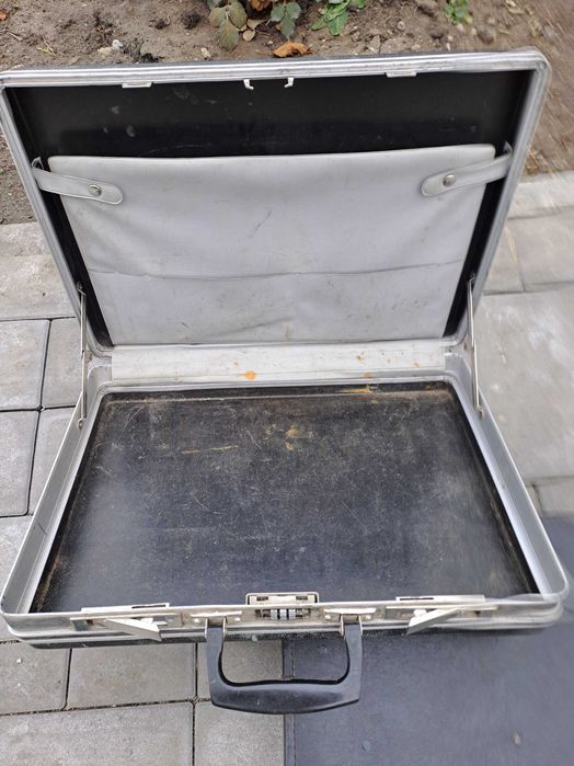 Советские  чемоданы  разноцветные