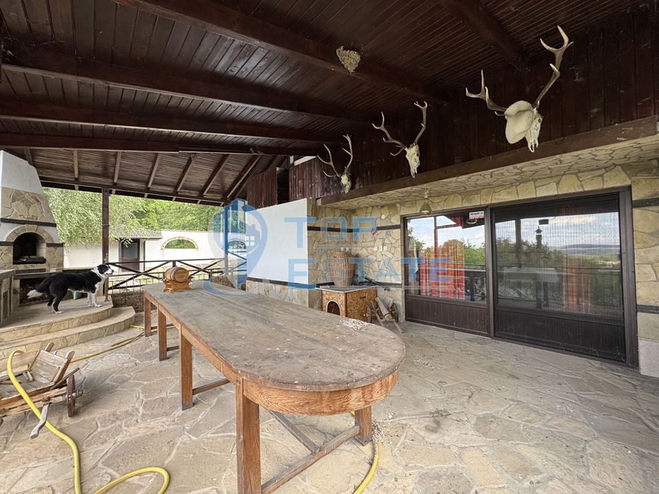 Къща с панорамна гледка във вилната зона между град Бяла Черкваи село