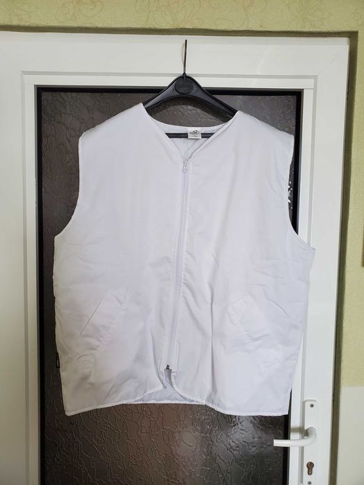 Продавам чисто нова жилетка в бяло