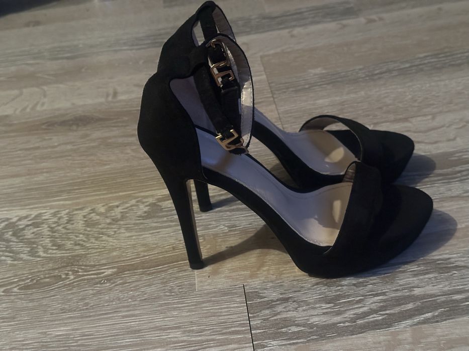 Pantofi sandale cu toc elegante mărimea 35,36, și 37