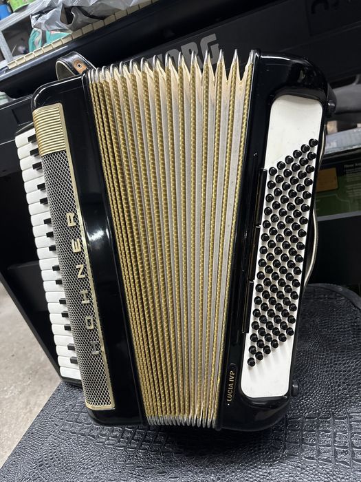 Acordeon Hohner Lucia 4p cu 96 de basi