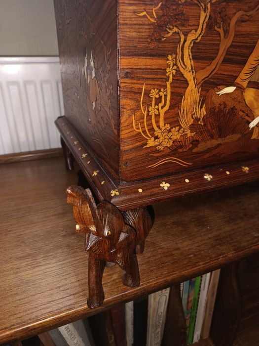 Cufăr vechi din lemn de trandafir cu intarsii