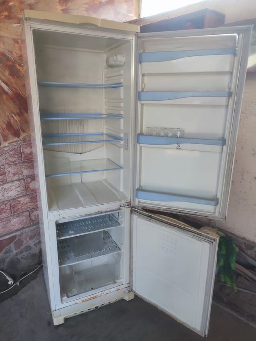 Холодильник indesit