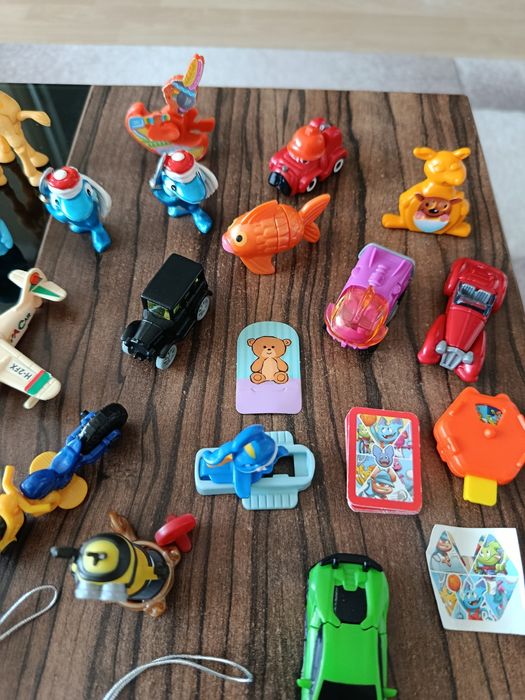 Различни фигурки,данонино  и киндер играчки от яйца