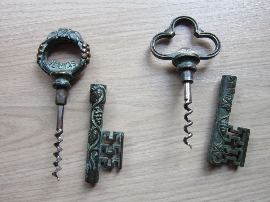 cadou rar Germania 1960 Peste, Cheie,Carlig  bronz patina