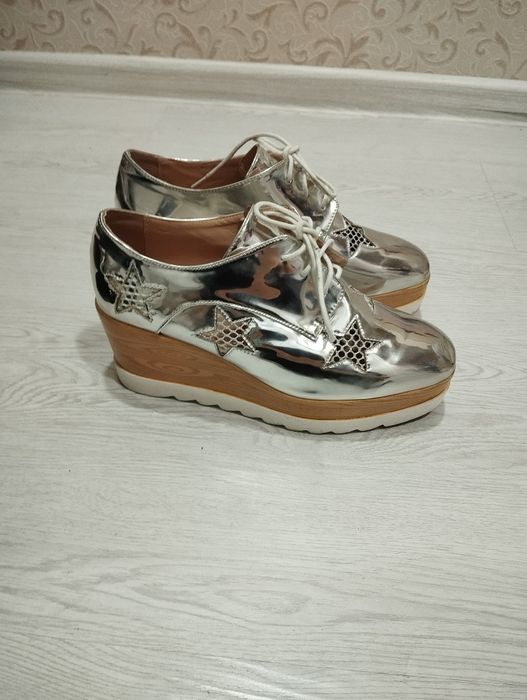 Женские туфли ботинки на платформе серебристого цвета от бренда Baldi