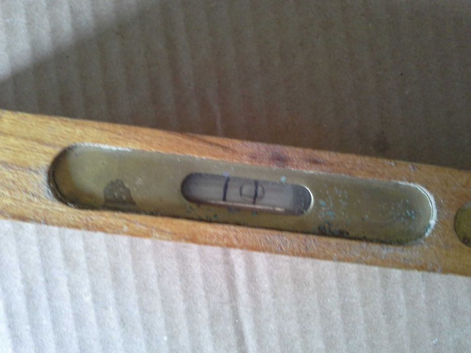 Стар дървен нивелир