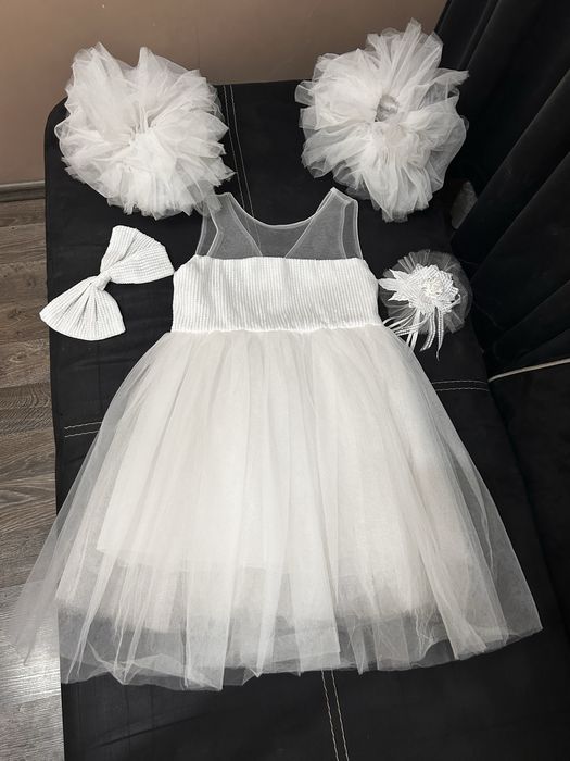 Бяла рокля с аксесоари към нея