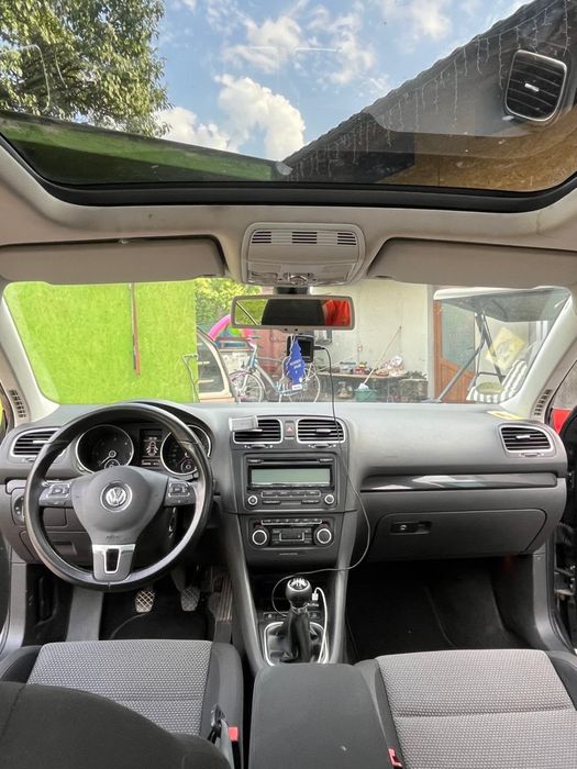 Volkswagen Golf 6 Variant 1.6 TDI – 2012  Se vinde Volkswagen Golf 6 Variant, an fabricație 2012, echipat cu motorul fiabil și economic 1.6 TDI.
