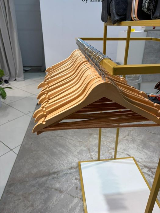 Стеллажи для магазина одежды