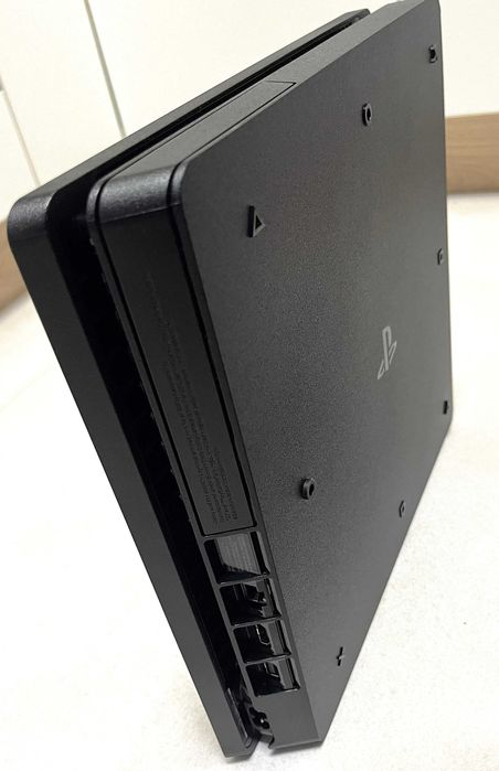 Play Station 4 Slim 500GB + 4 gamepads