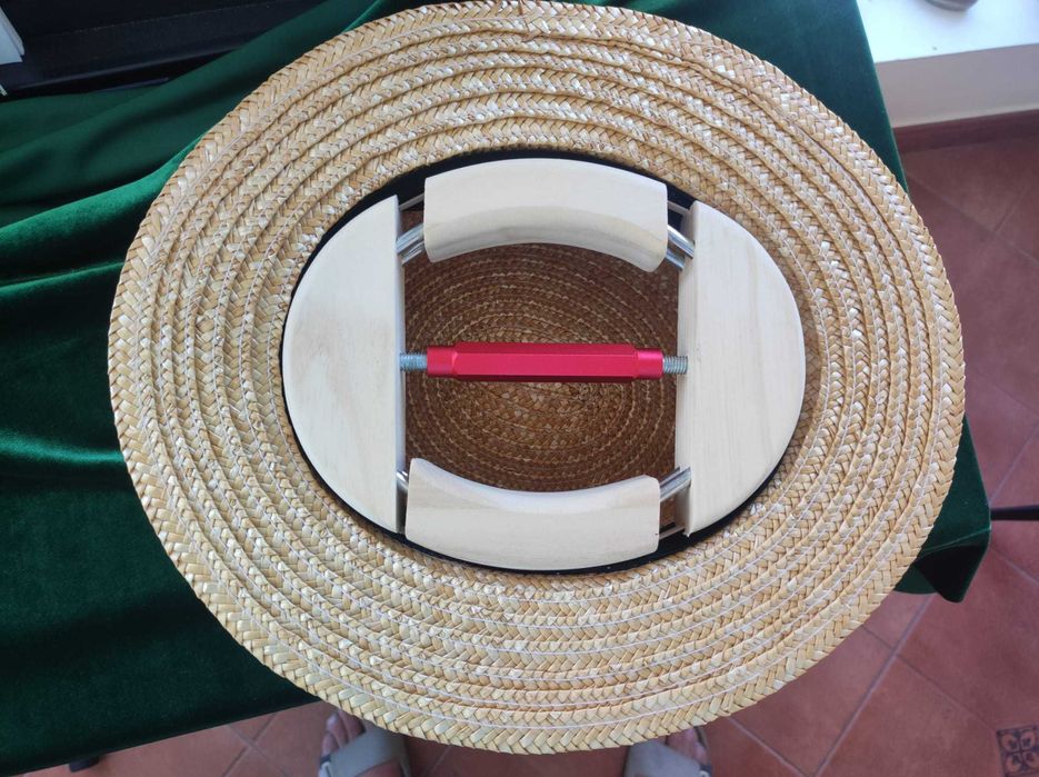 Разширител за шапки (hat stretcher)