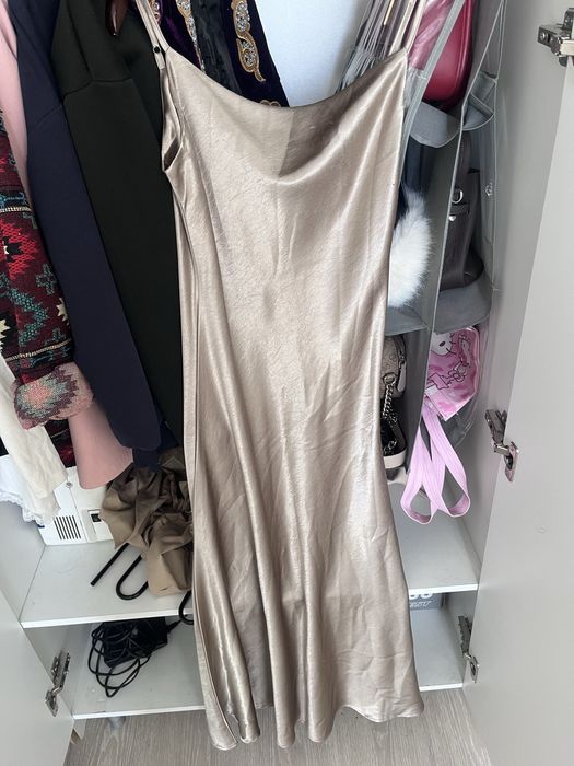 Атласное платье, одевалось всего пару раз