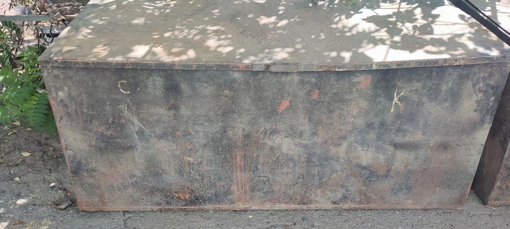 Металлический контейнер для хранения корма