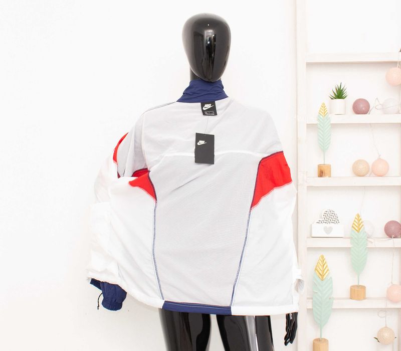 Nike оригинално дамско яке ретро серия ултра леко windbreaker S ново