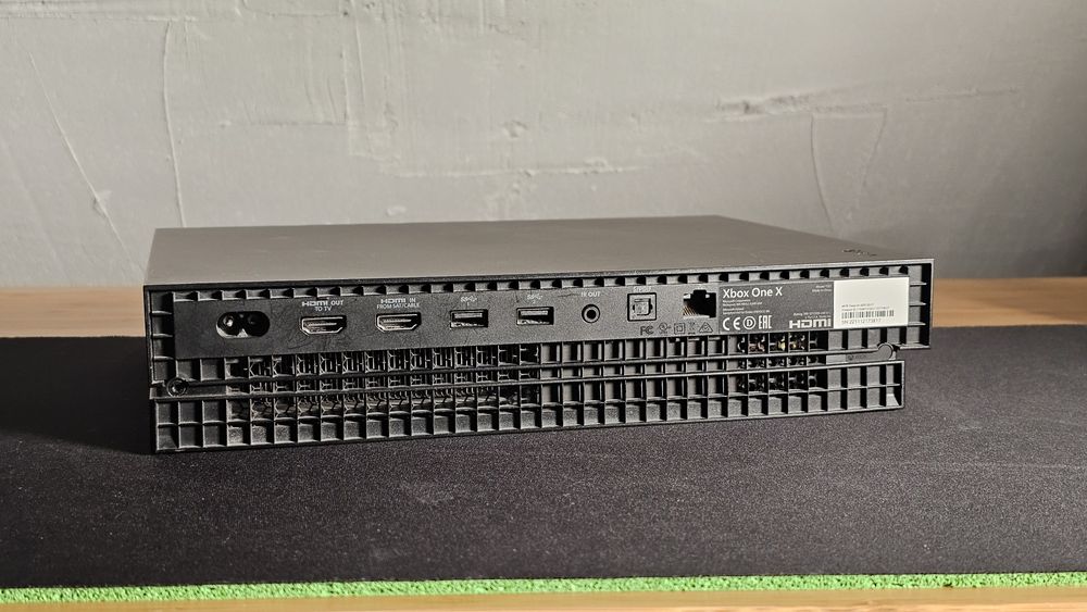 Xbox One X 1 TB + 2 контролера + 7 игри