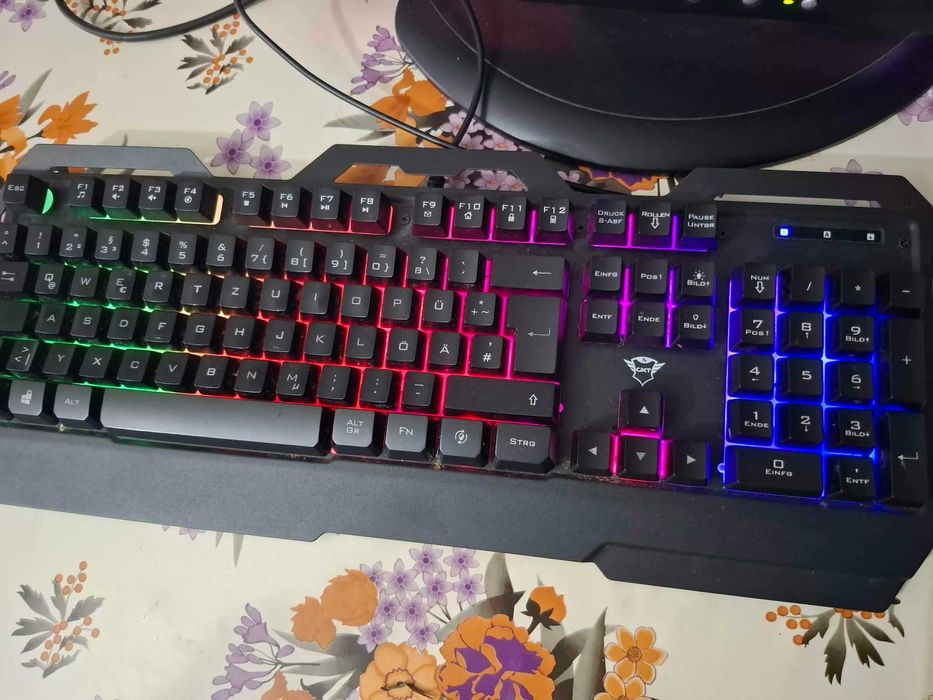 Vând PC complet i5-4460 3.2GHz, 16GB RAM, SSD + HDD, Monitor Acer