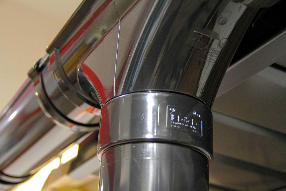 Водосток Дёке цвет Карбон. Сайдинг, гибкая черепица, софиты.