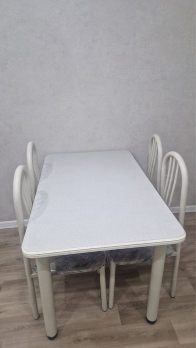 Продам кухонный стол со стульями