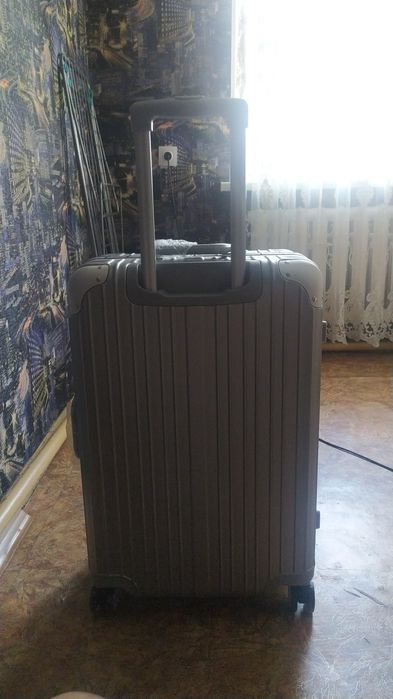 Продам новый чемодан