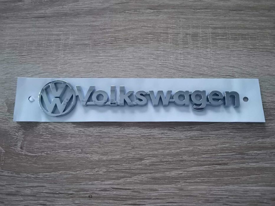 сребрист надпис Volkswagen