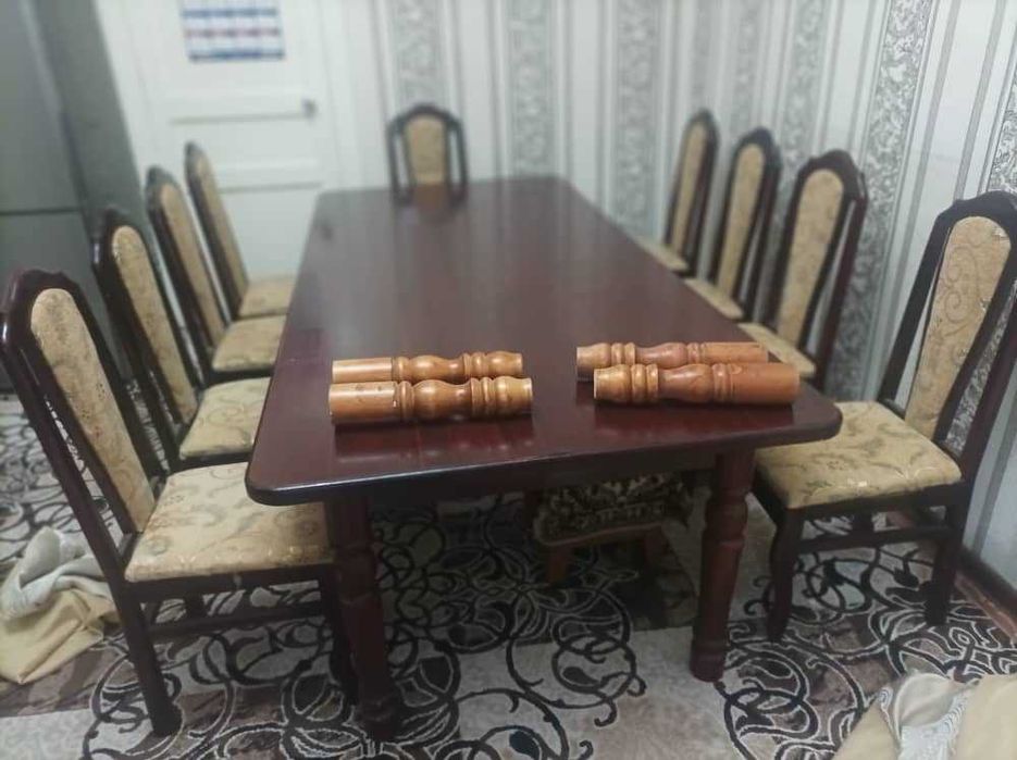 Гостиный стол и 12 стулья.