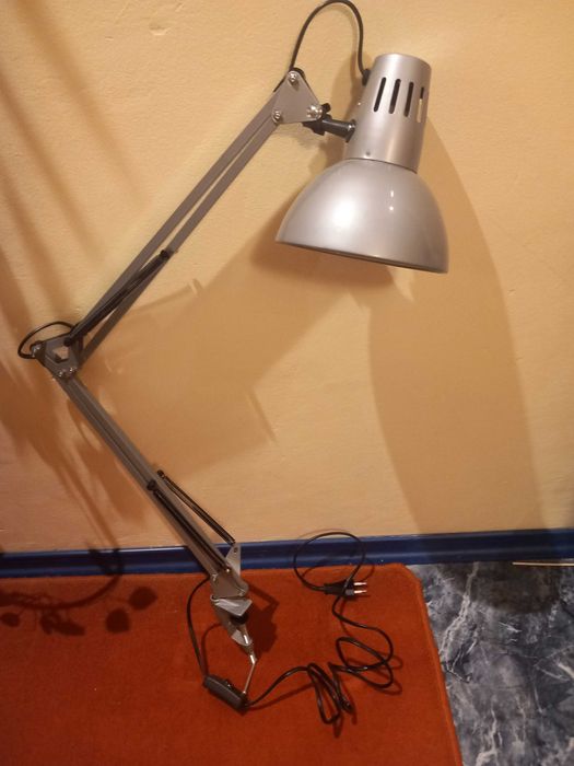 Лампа настолна регулируема