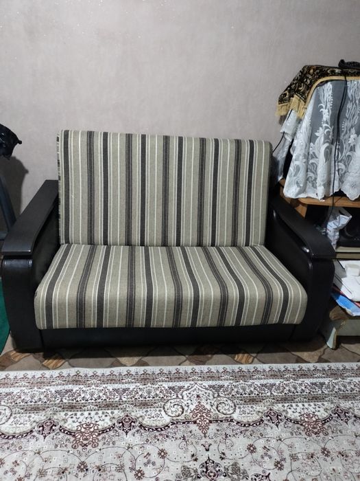 Продам диван в хорошем состоянии.