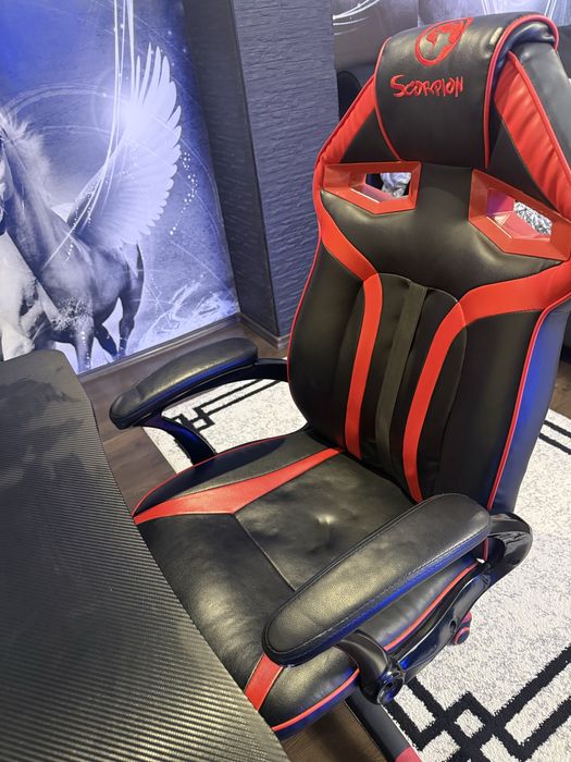 Vând birou cu scaun gaming