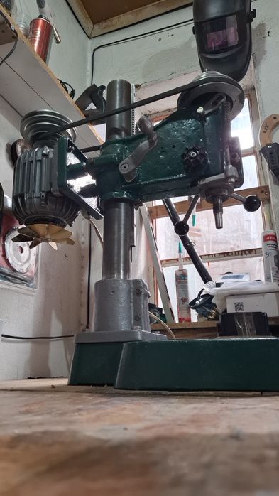 Сверлильный станок сотилади.Состояние отличное.Работает на 220вольт.