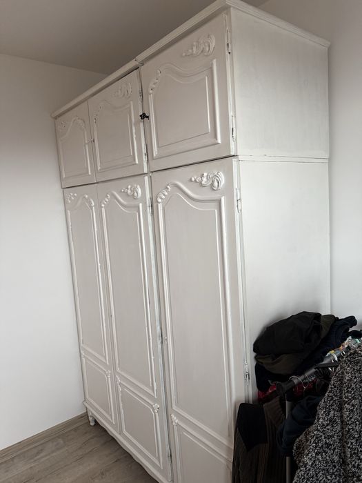 Dulap din lemn vopsit