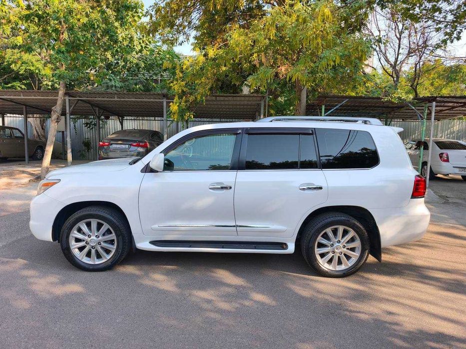 Продаётся Lexus 570 (J200)