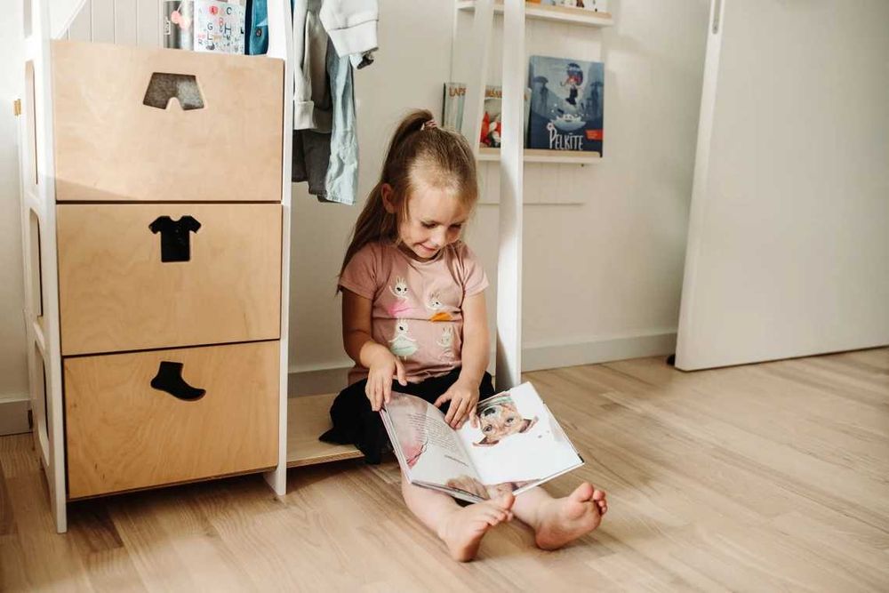 Детска закачалка за дрехи с шкафчета