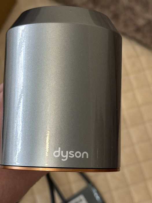 Продаю фен Dyson