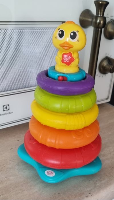 Продается    музыкальная игрушка  пирамида-уточка