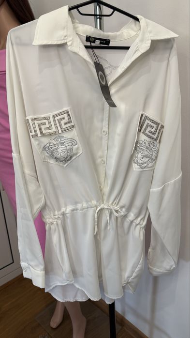 Риза бяла с камъчета по-нея