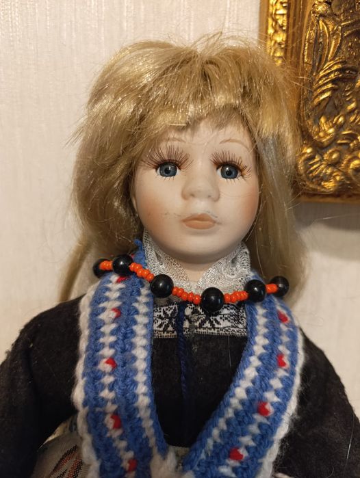 Кукла фарфоровая.