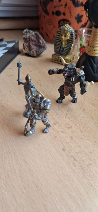 3 мини фигурки - минотавър и рицаи